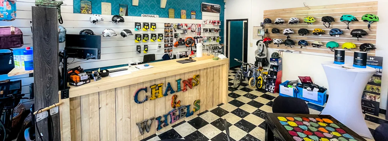 Foto van de winkel met letters Chains & Wheels